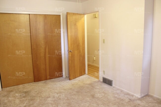 Building Photo - 2433 Tamarac Dr