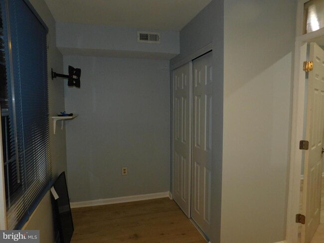 Building Photo - 827 S Harrison St