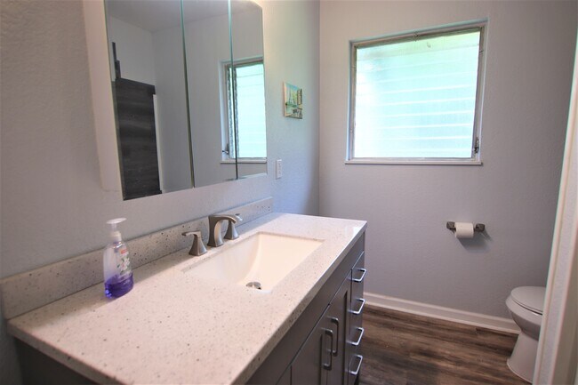 Building Photo - 880 Morning Glory Dr