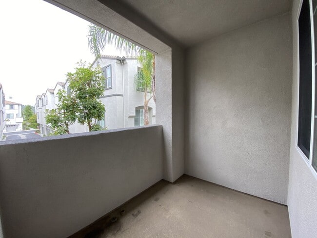 Building Photo - 2bd/2.5ba Townhouse with A/C in San Elijo ...