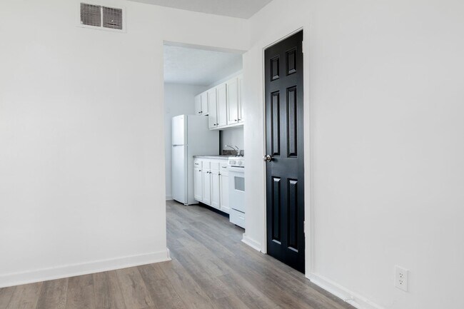 Building Photo - Looking for a 3-Bedroom townhome in Midlan...