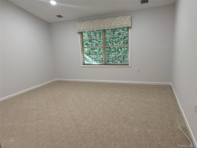 Building Photo - 137 Pond View Dr