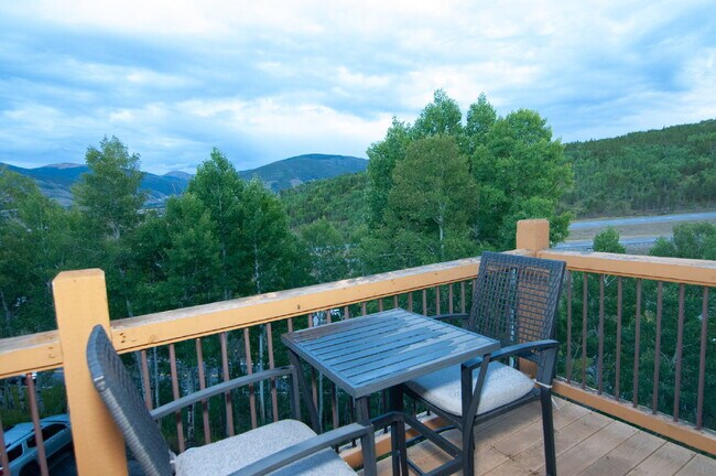 Building Photo - 3 bedroom condo in Wildernest available June 1st!