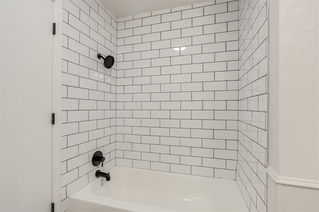 Building Photo - 11715 N Francis Ave