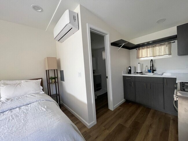 Building Photo - 1075 Redondo Ave