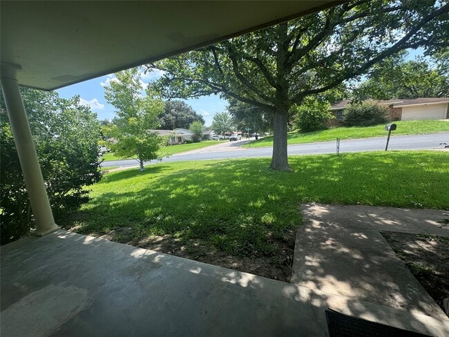 Building Photo - 802 Hillside Dr