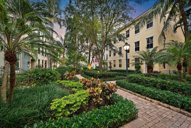 Building Photo - 560 S Sapodilla Ave