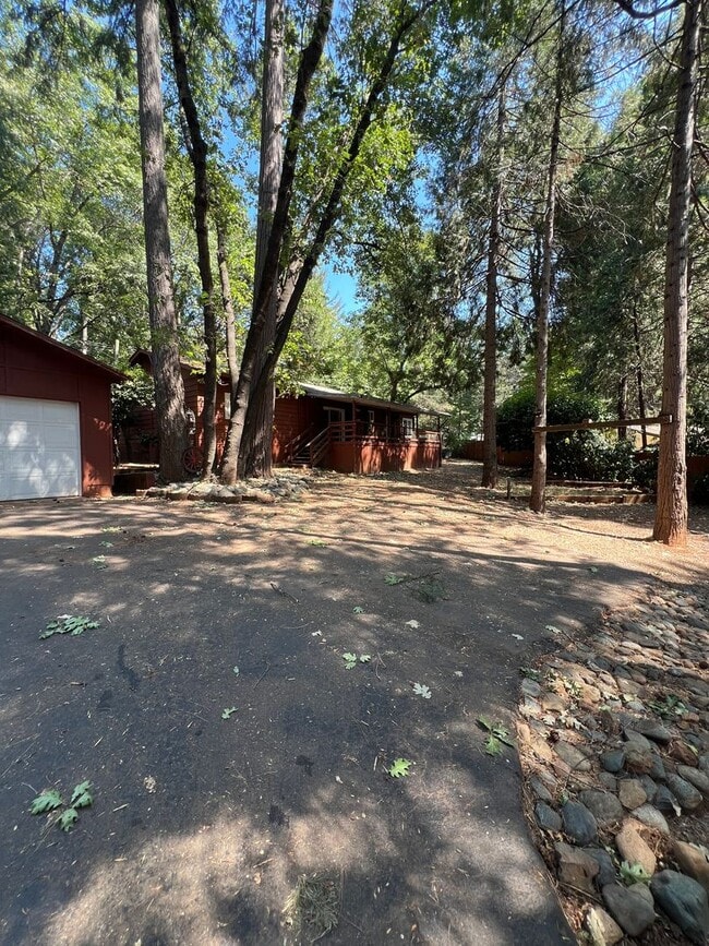 Building Photo - Magalia Home for rent, 1 car garage, 2 bed...