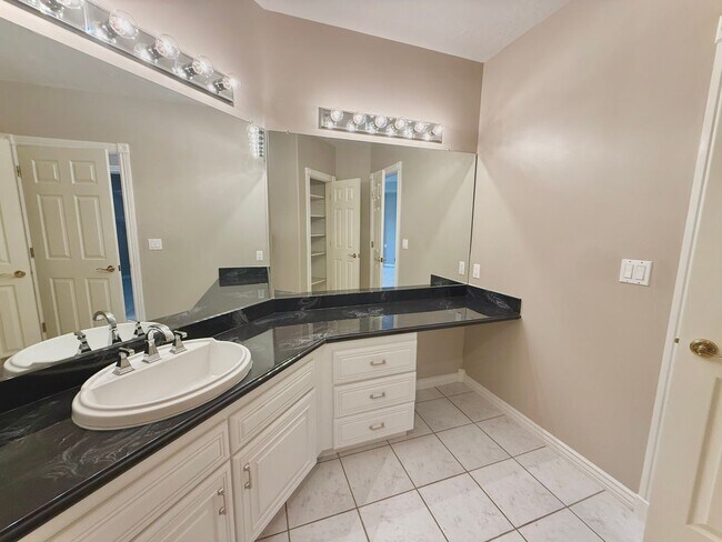Building Photo - Garden Level in Luxury Home Available Now
