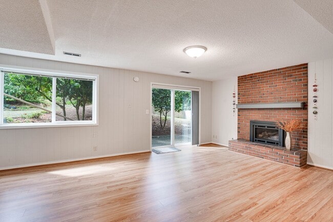 Building Photo - Beautiful 5 bed 3 bath Kirkland single fam...
