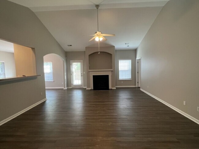 Building Photo - 4 bedroom home with fenced backyard locate...