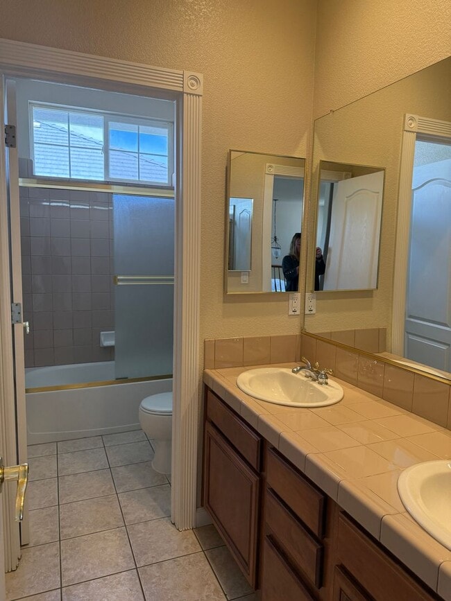 Building Photo - Beautiful 3 bed, 3 full bath two story home including a 3 car garage with 2800 sq ft of living space