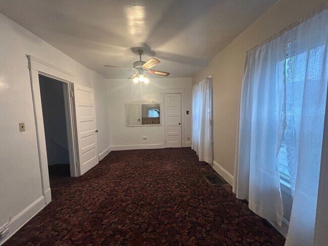 Building Photo - Charming 3-Bedroom Property in Prime Location