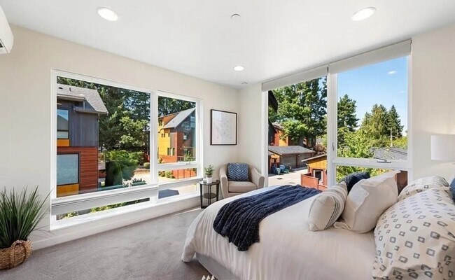 Building Photo - 4bd/3.5ba Seattle Condo