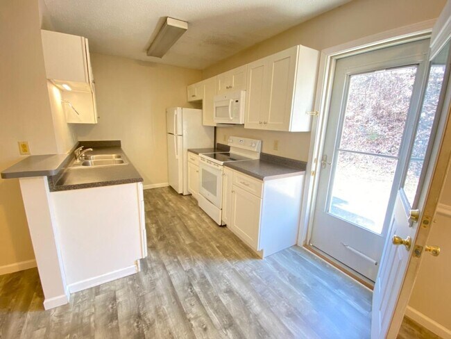 Building Photo - AWESOME 2 BEDROOM CONDO IN PARKWAY HEIGHTS...