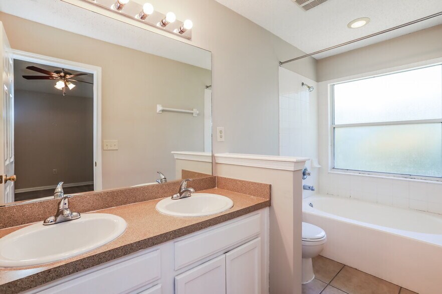 Building Photo - 8073 Leafcrest Dr