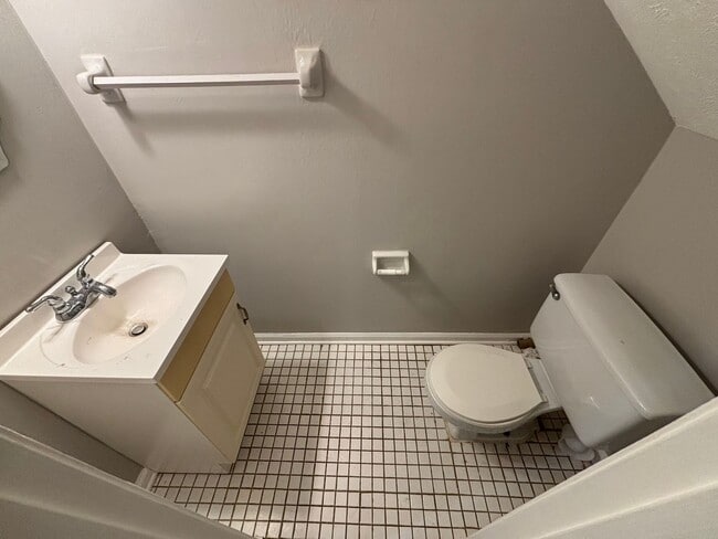 Building Photo - Beautiful 3 Bedroom Townhouse!