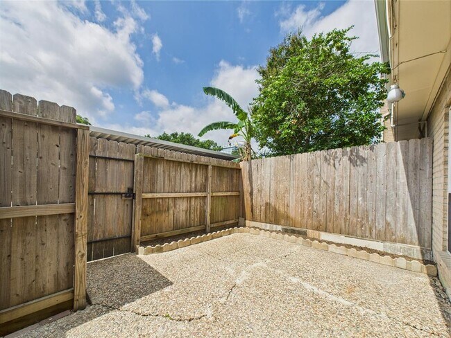 Building Photo - 10380 Briar Forest Dr