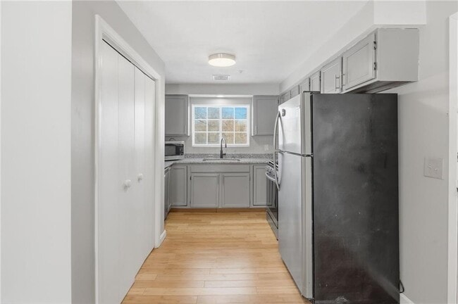 Building Photo - 18 Joseph St