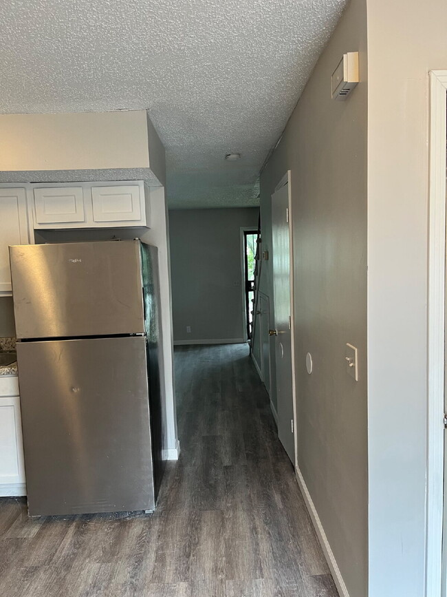 Building Photo - 2 BEDROOM 11/2 BATH TOWNHOME  MINUTES TO D...
