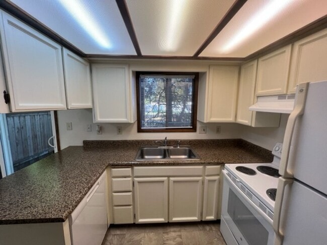 Building Photo - 2 BEDROOM TOWNHOME IN PHOENIX