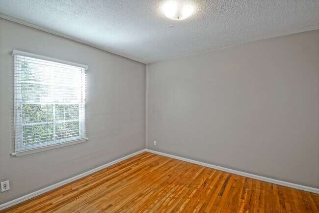Building Photo - CHARMING, BRIGHT & AIRY HOLLYGLEN HOME W/ BEAUTIFULLY LANDSCAPED FRONT & REAR YARDS W/ PATIO BLOC...
