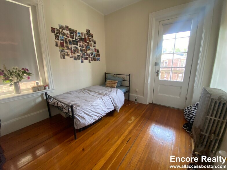 Building Photo - 1595 Beacon St