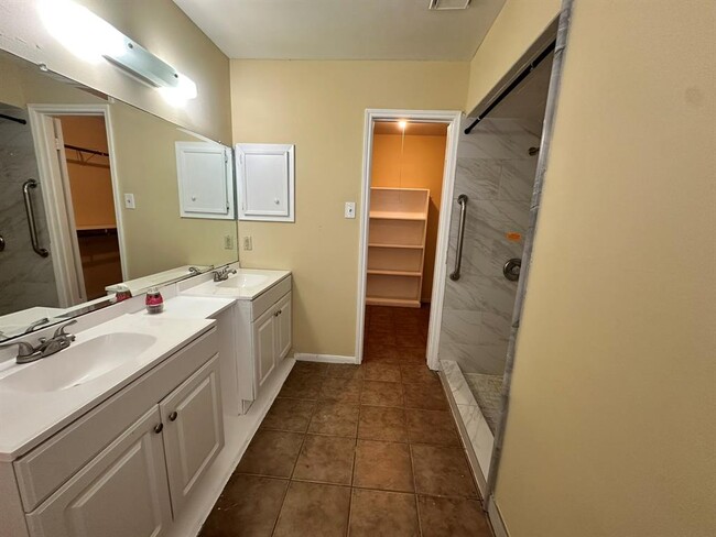 Building Photo - 5006 Stanhope Dr