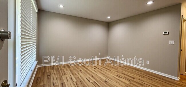 Building Photo - 834 Ridge Ave