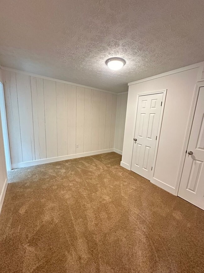 Building Photo - Remodeled Detached Above-Garage Hull Apartment!