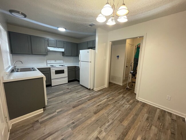 Building Photo - Move in Special! 2 bedroom 1.5 bath townhome