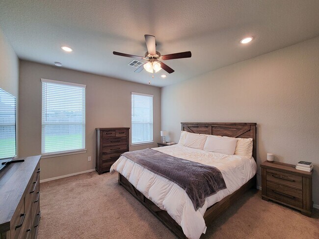 Building Photo - Beautifully updated 5-bedroom, 3.5-bath home located on a quiet cul-de-sac in a desirable Houston...