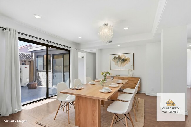 Building Photo - Beautifully Remodeled 3BD Townhome | Multi-Zone A/C | Private Patio