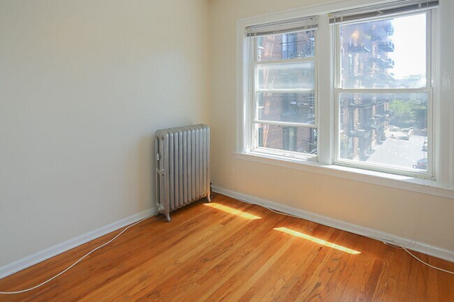 Interior Photo - 3912-28 N. Pine Grove