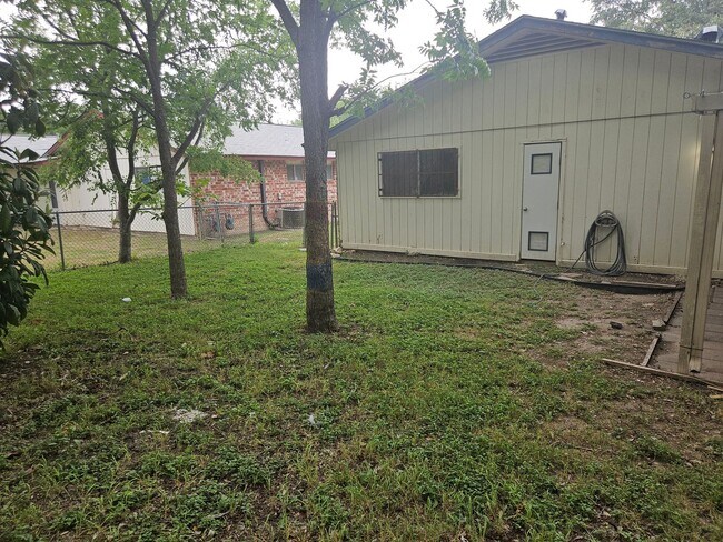 Building Photo - 2/2 Duplex in Leon Valley