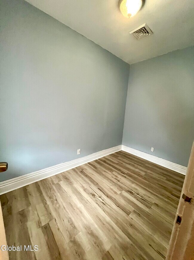 Building Photo - 39 1/2 Milton Ave