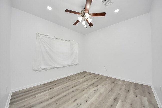 Building Photo - 7330 Jacobs Well Dr