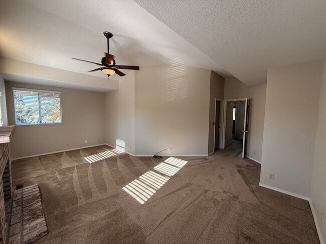 Building Photo - 4-bedroom plus a loft on a court in Escalon!
