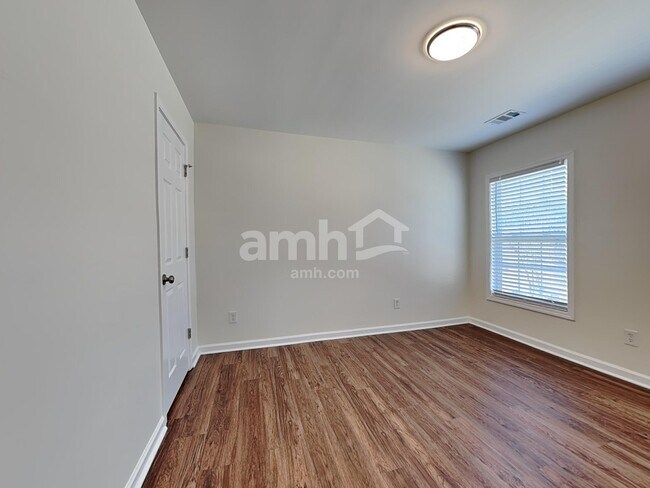 Building Photo - 1152 Balvaird Dr SE