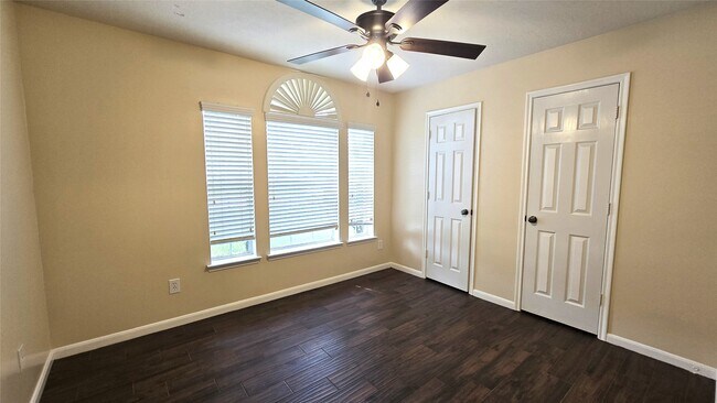 Building Photo - 2014 Pinecreek Pass Ln