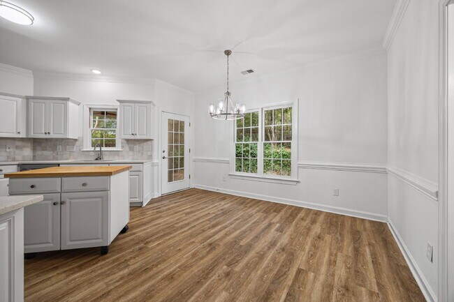 Building Photo - Prime Charlotte Location!