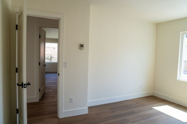 Building Photo - Completely Remodeled 3br Townhome in UTC