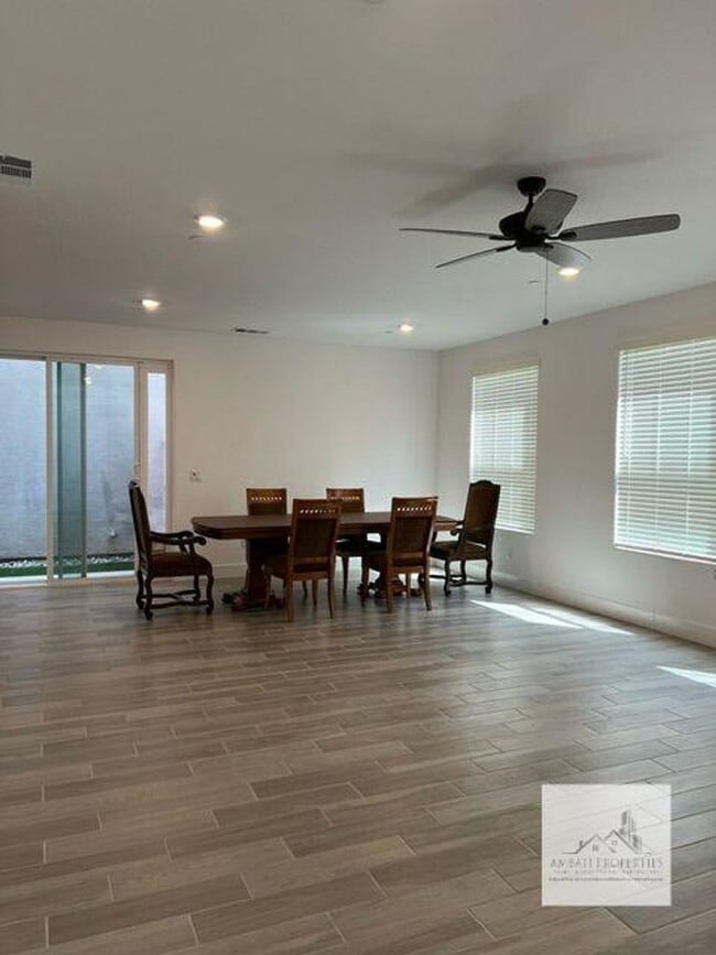 Building Photo - Beautiful Newer 3 Bedrooms 2.5 Baths Home with SOLAR!!!