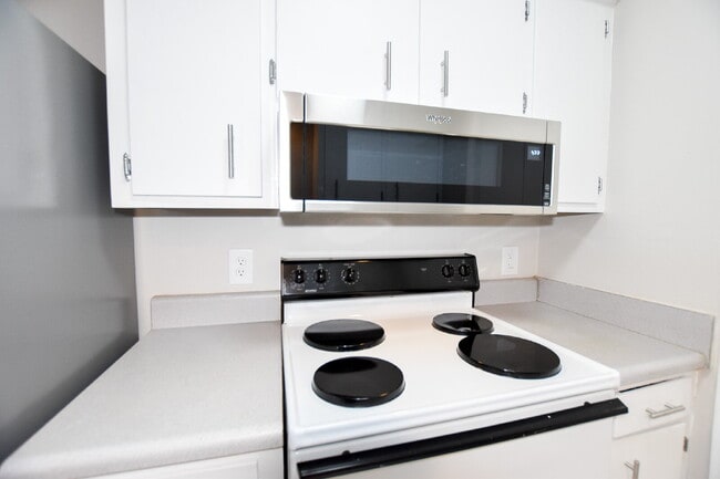 Building Photo - Charming Condo with community pool