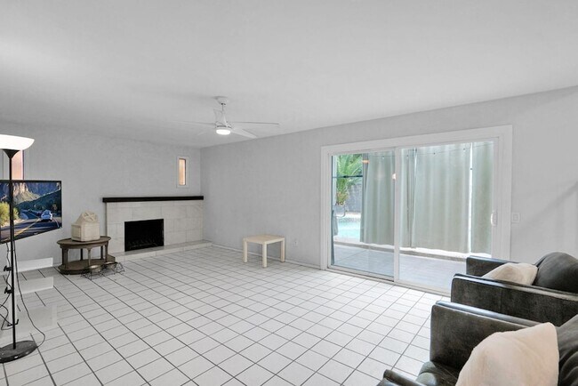 Building Photo - 2420 W Mandalay Ln