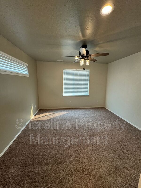 Building Photo - 511 Diamond Lake St