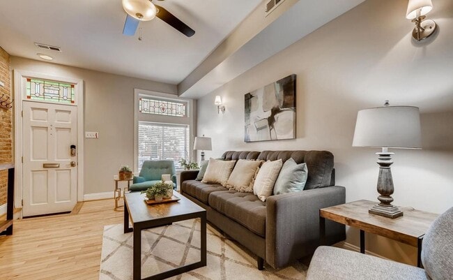 Building Photo - Charming 3 Bedroom/2.5 Bathroom Townhome with Finished Basement in Canton, MD!