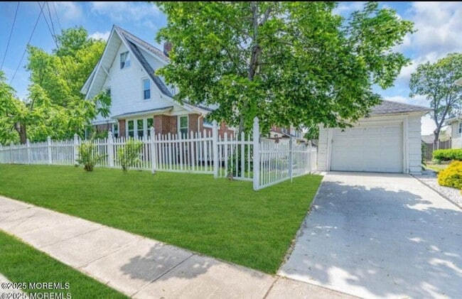 Building Photo - 208 E Bergen Pl