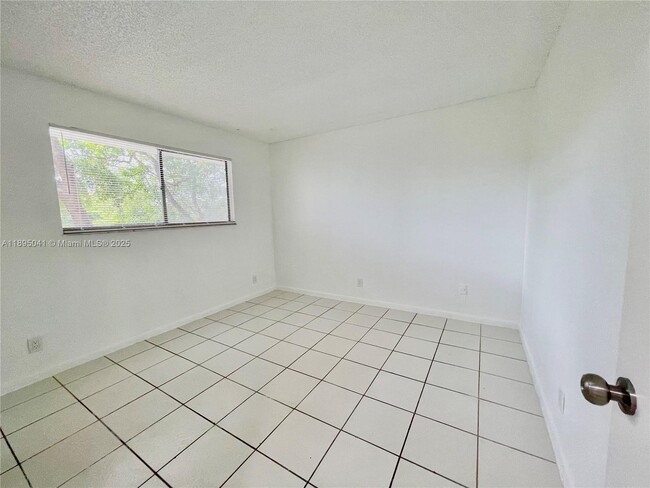 Building Photo - 2209 S Cypress Bend Dr