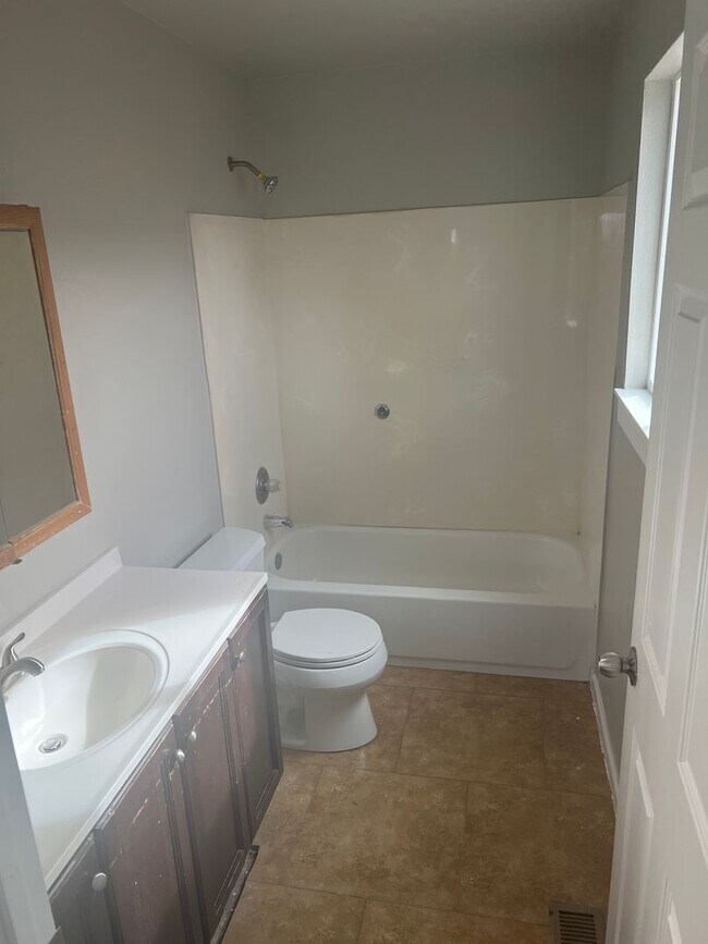 Building Photo - Great 3 Bedroom 2 Bath unit